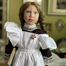 Zwergnase Holly в школьной форме