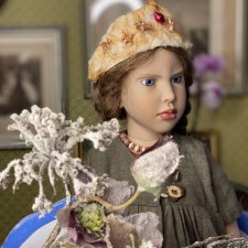 Zwergnase Holly в новогодней короне