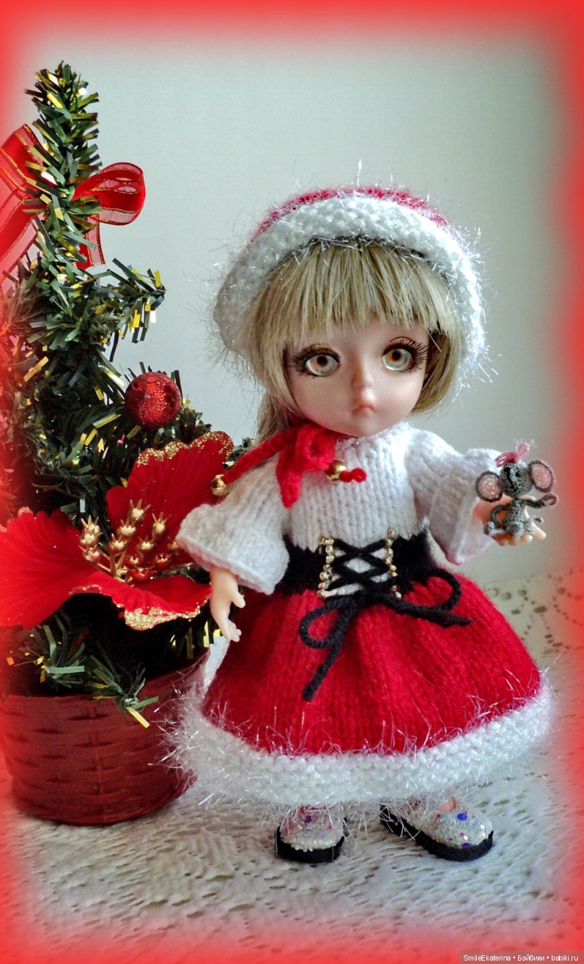 В нашей семье живут разные куколки и с некоторыми из них хотим всех поздравить с Новым годом