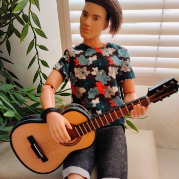 Изгиб гитары желтой ты обнимешь нежно