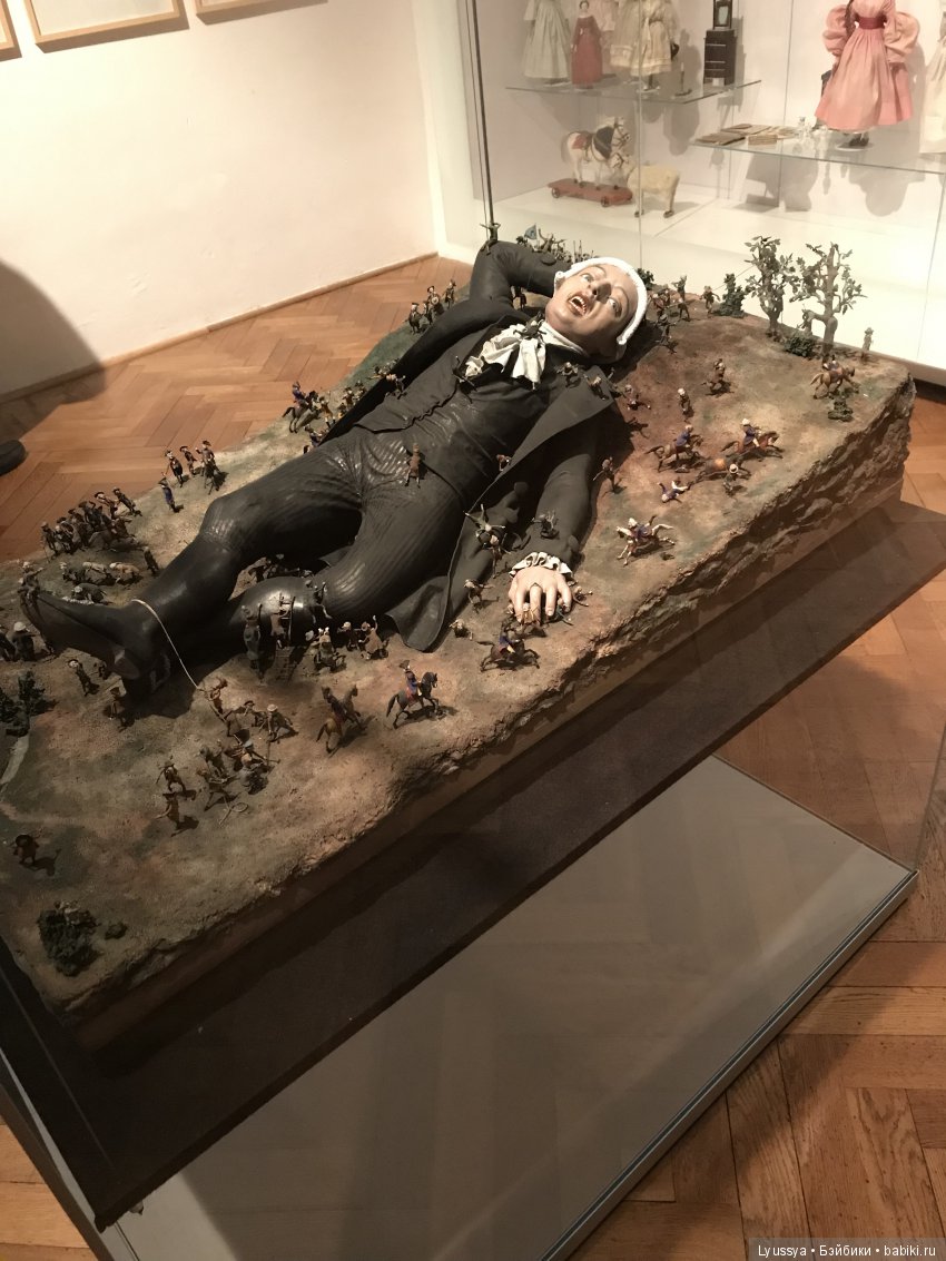 Это Гулливер в стране лилипутов.