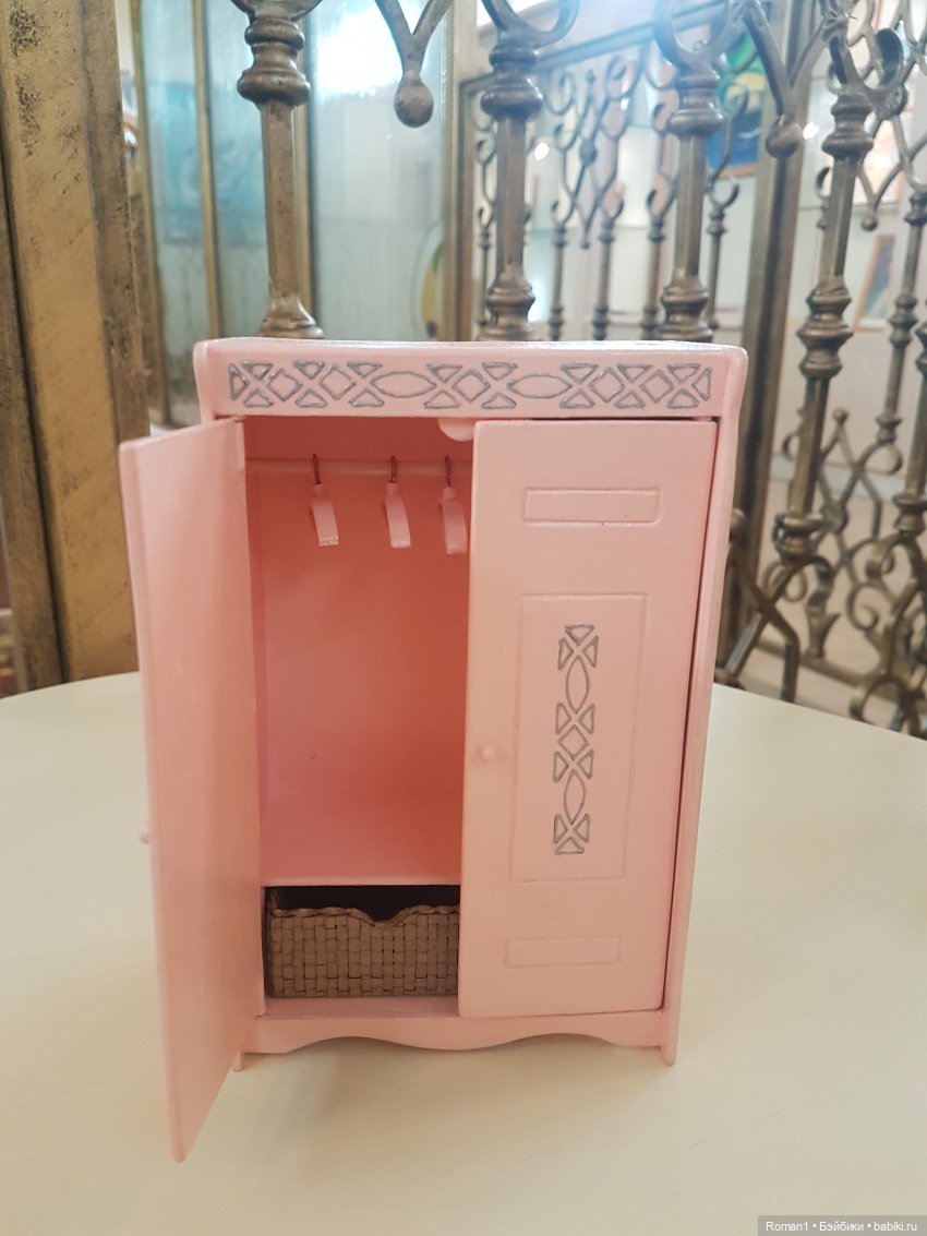 Розовый шкаф и кроватка — Мебель для кукол и домиков: фото (фото 10)