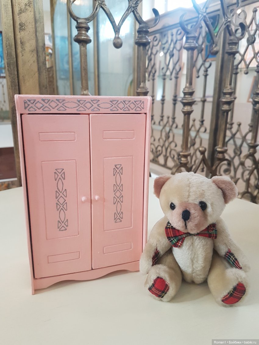 Розовый шкаф и кроватка — Мебель для кукол и домиков: фото