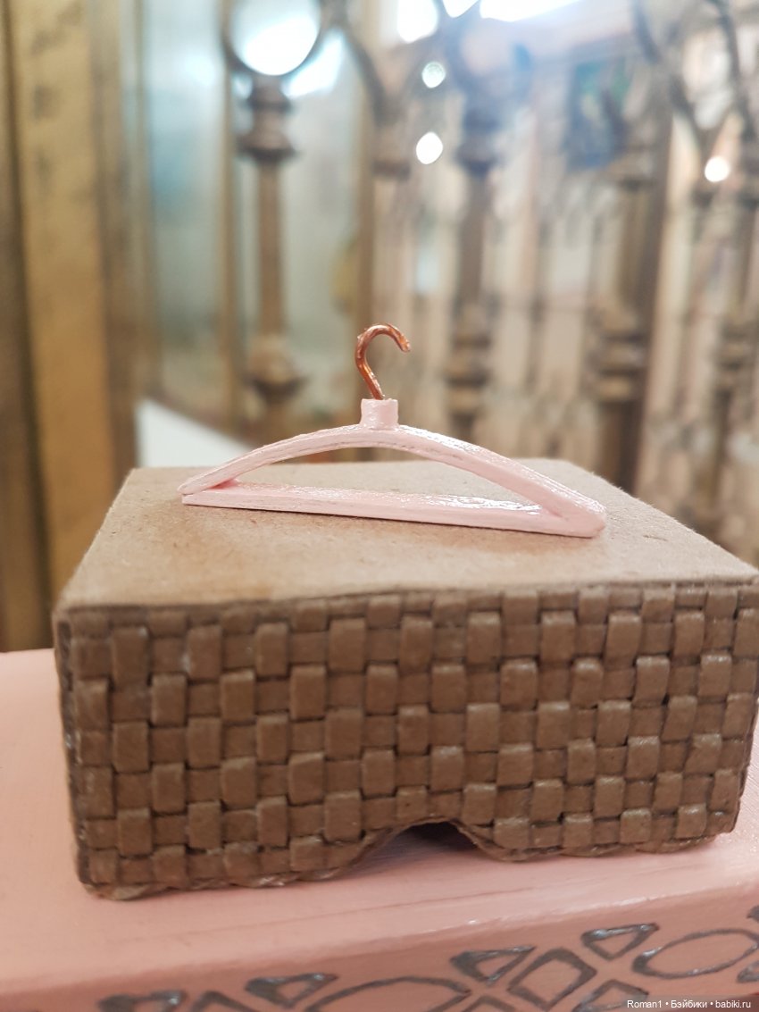 Розовый шкаф и кроватка — Мебель для кукол и домиков: фото