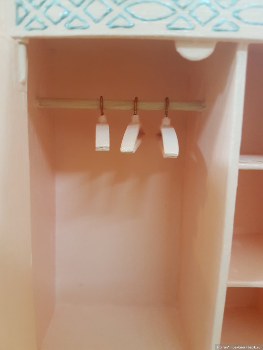 Розовый шкаф и кроватка — Мебель для кукол и домиков: фото