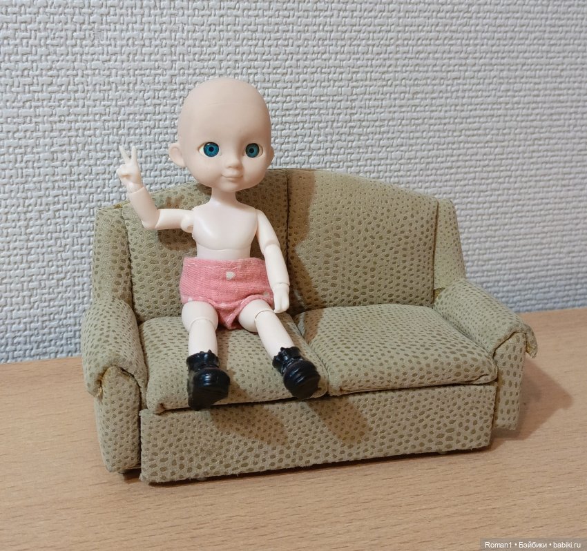 Мягкий раскладной диван 1:12