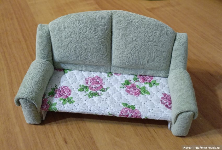 Мягкий раскладной диван 1:12