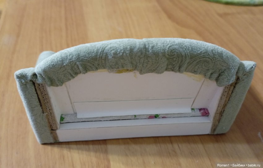 Мягкий раскладной диван 1:12