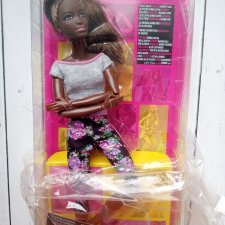 Барби афро Йога Безграничные движения мтм цветастые лосины шоколадка мулатка Dark Hair