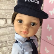 Кэрол полицейский с тёмными волосами, карими глазами от Паола Рейна(Paola Reina)