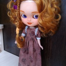 Лукерья меряет новые наряды.