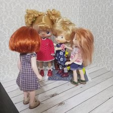 Леон знакомится с девчонками