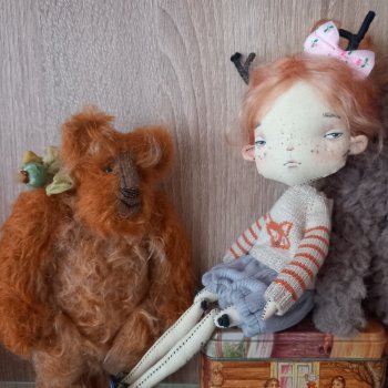 В гостях хорошо,  а дома и стены помогают)))