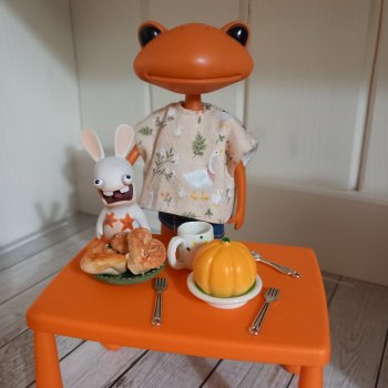 Что то на оранжевом.