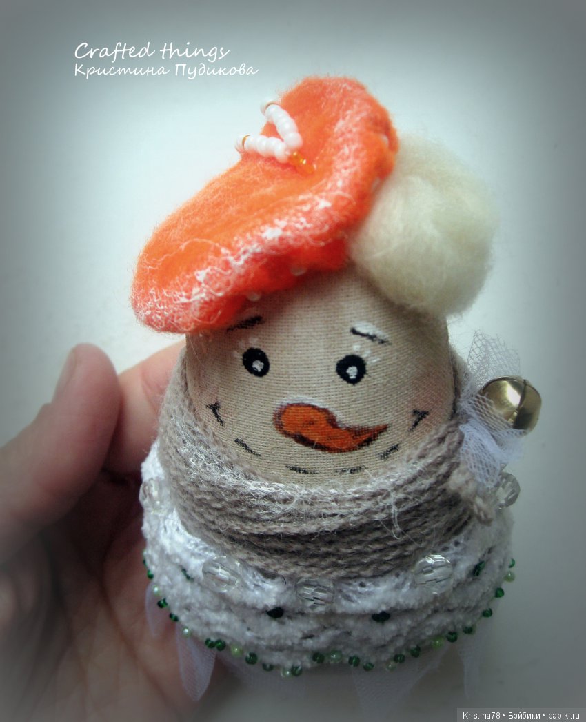 Елочная снеговушка №1 — Текстильные игрушки и примитивы: кофейные (фото 6)