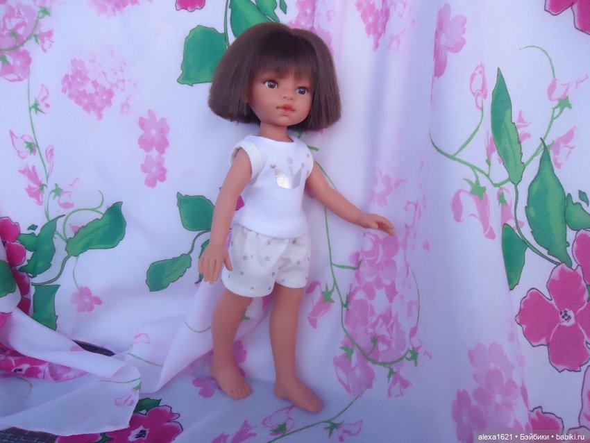 Снежинка белая, озорная, смелая