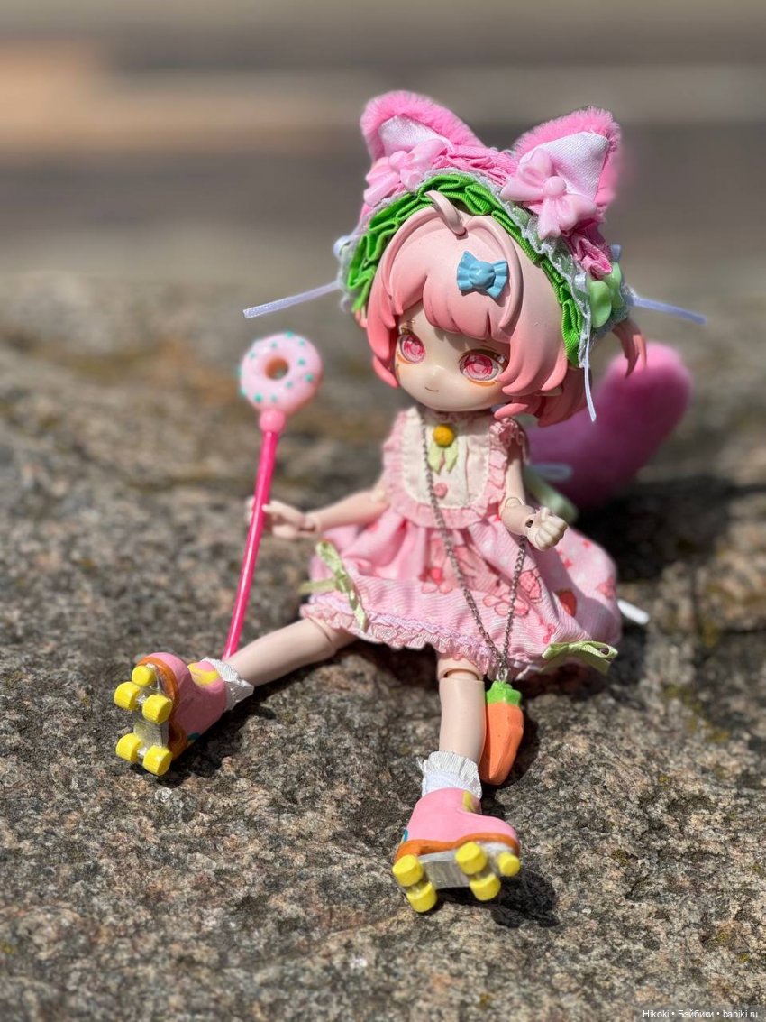 Ролики, трость - смешанная техника печати и смолы, ободок и хвост сшиты.