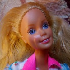 Болтается голова у Барби