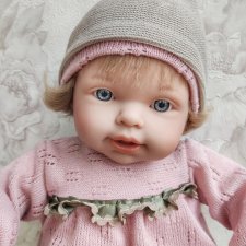 Carmen Gonzalez NILO, мягконабивная кукла НИЛО в пудровом платье, 48 см