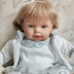 Carmen Gonzalez NILO, мягконабивная кукла НИЛО в сером платье, 48 см