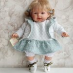 Carmen Gonzalez NILO, мягконабивная кукла НИЛО в бело-зеленом комплекте, 48 см