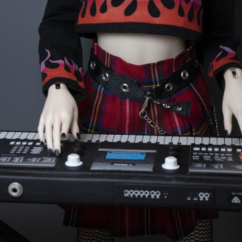 Дева с синтезатором