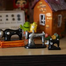 Миниатюрные швейные машинки для кукол и игрушек