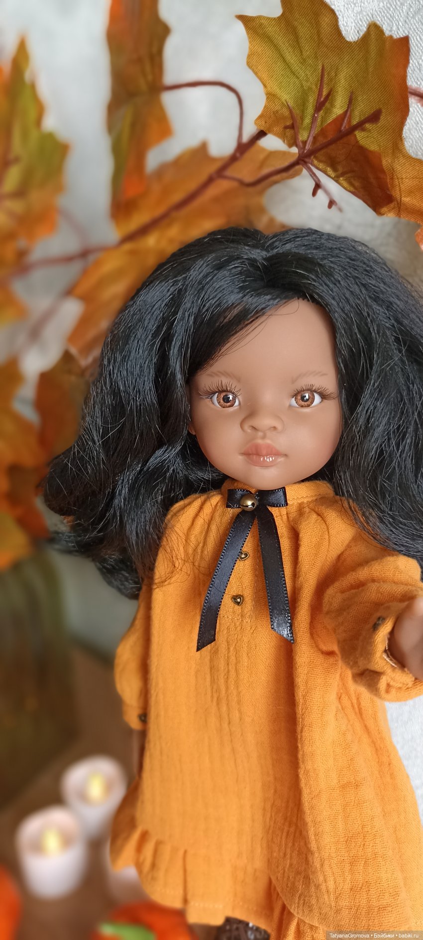 А.-Мария не смогла пройти мимо и тоже сфоткалась в осенних декорациях.