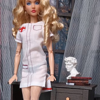 Сестра Айрис и письменный стол