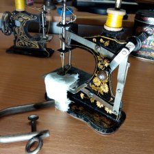 Детская миниатюрная швейная машинка, рабочая