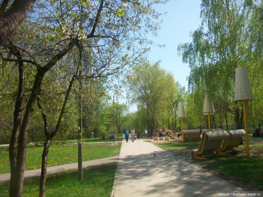 Апрельская прогулка по бульвару "Домашний"