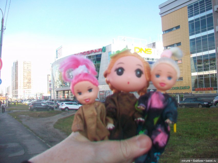 Гуляем в обновках по нашей улице и рядом с ней