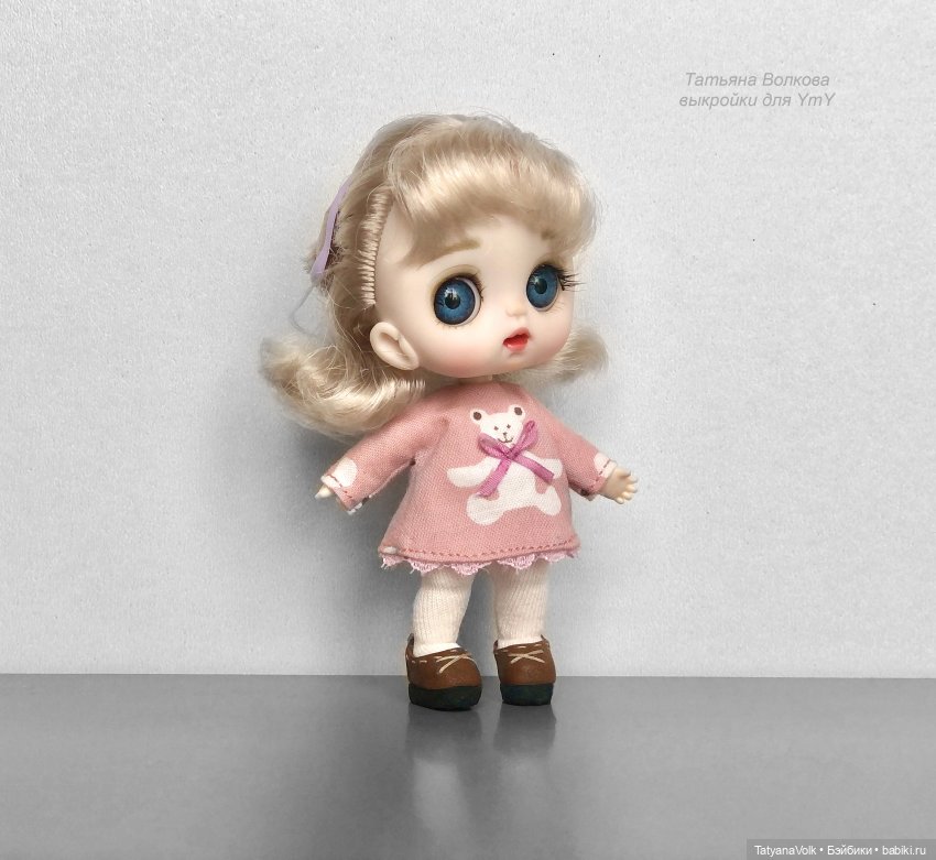 Платье цельнокроеное - самая удобная модель для маленьких кукол.