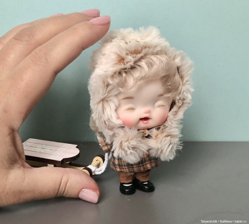 Всё как у людей! Пальто на подкладке и шапка с помпонами!