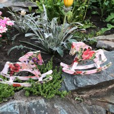 Я люблю свою лошадку,причешу ей шерстку гладко