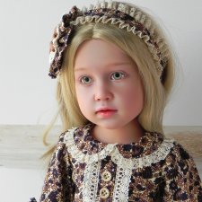 Девочки Gotz примеряют наряд