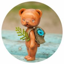 Деревянный мишка путешественник