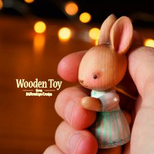 Ладошечная зайка, вырезана из кедра