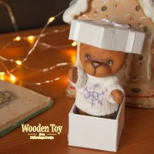 Миша, который очень ждет новый год вырезан из каштана