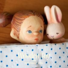 Эльза проснулась. Милая деревянная куколка