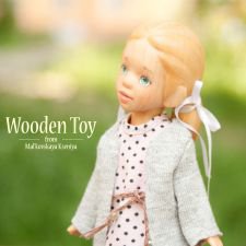 Маленькая куколка с деревянными волосами