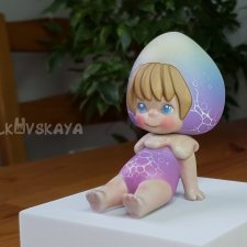 Деревянная девочка на ладошку