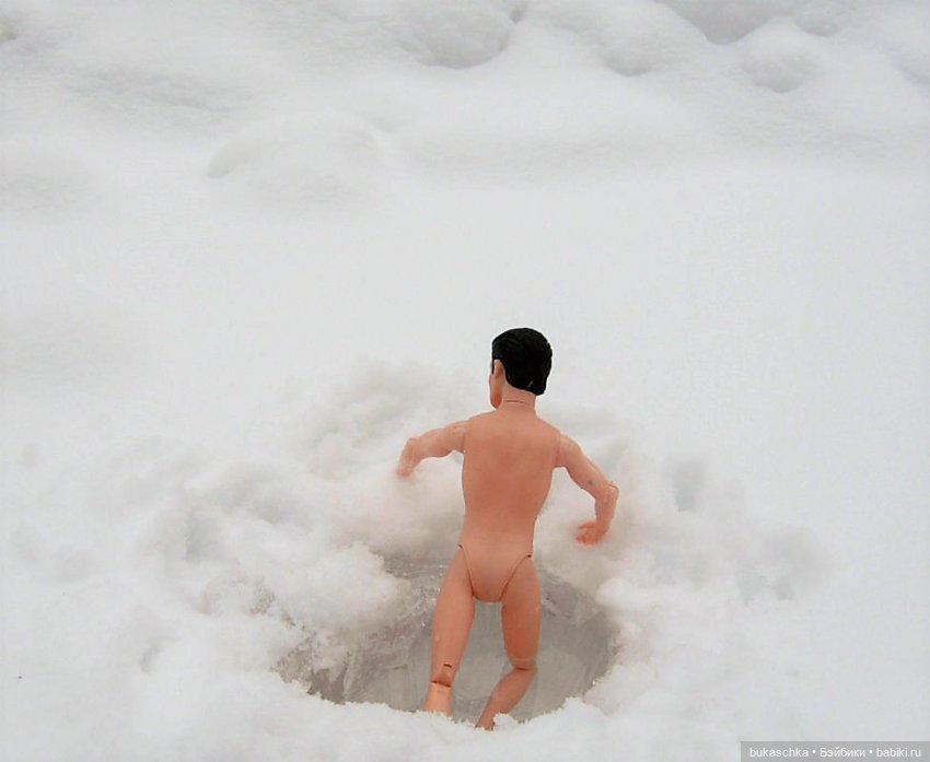 Зимние забавы: купание в проруби