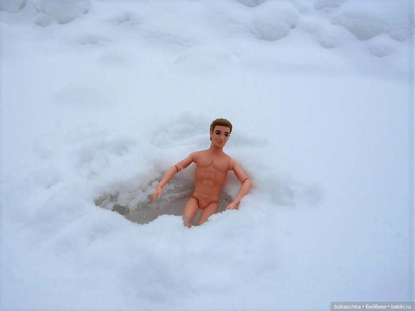 Зимние забавы: купание в проруби (фото 2)