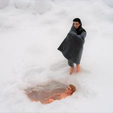 Зимние забавы: купание в проруби