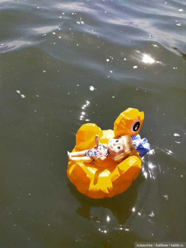 Машка на отдыхе. Кря-кря — Куклы Маша и Медведь (Simba): Маша в кармашке (фото 9)