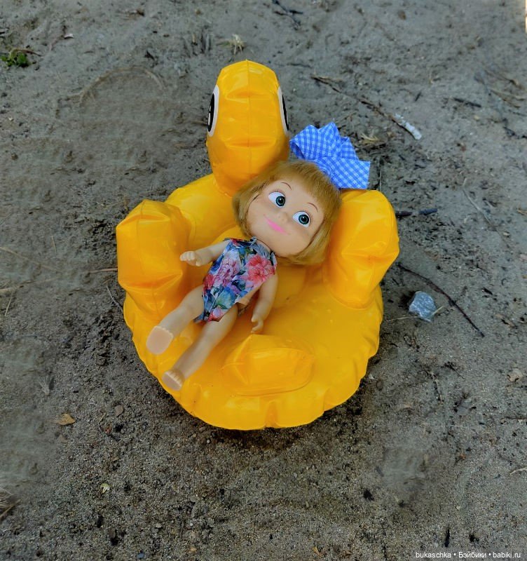 Машка на отдыхе. Кря-кря — Куклы Маша и Медведь (Simba): Маша в кармашке