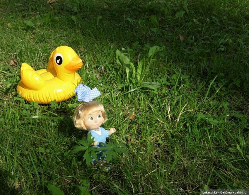 Машка на отдыхе. Кря-кря — Куклы Маша и Медведь (Simba): Маша в кармашке (фото 2)