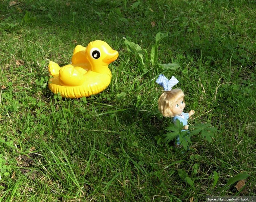 Машка на отдыхе. Кря-кря — Куклы Маша и Медведь (Simba): Маша в кармашке (фото 3)