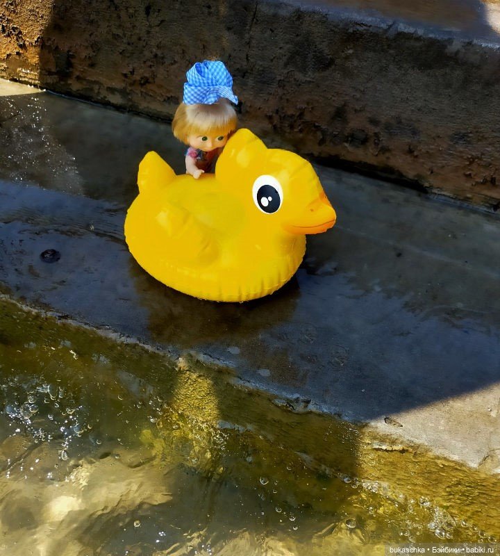 Машка на отдыхе. Кря-кря — Куклы Маша и Медведь (Simba): Маша в кармашке (фото 7)